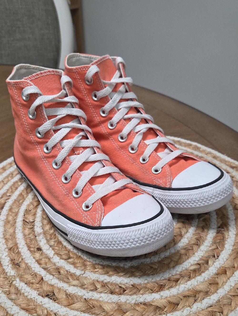 Converse Chuck Taylir Hightops In Fire Opal, Size 8.5W/6.5M